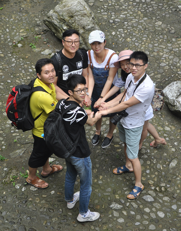 司組織了全體員工赴黑山谷、龍鱗石海風景區二日游活動